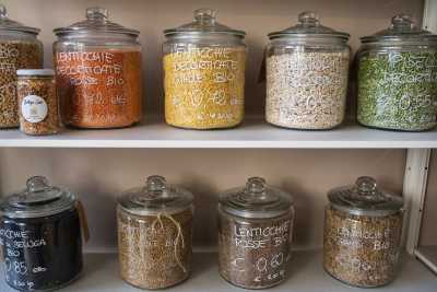 Merce sfusa e niente imballaggio, sono i negozi "zero waste": �Ma a Bari non decollano�